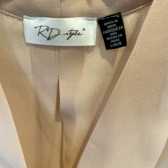 Hidden button front top with pleat on the back - Picture 5 of 6